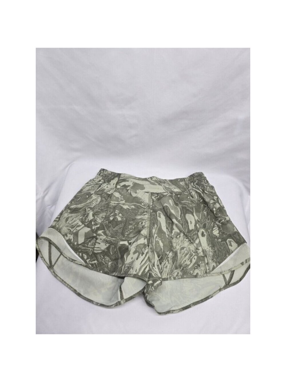 Lululemon Hotty Hot Shorts Team Canada Green Dye Print- Size 8- Limited Edition